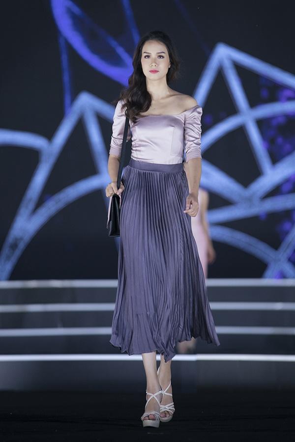 Đỗ Mỹ Linh thừa sức lấn sân sang nghiệp người mẫu với màn catwalk đỉnh của đỉnh-10