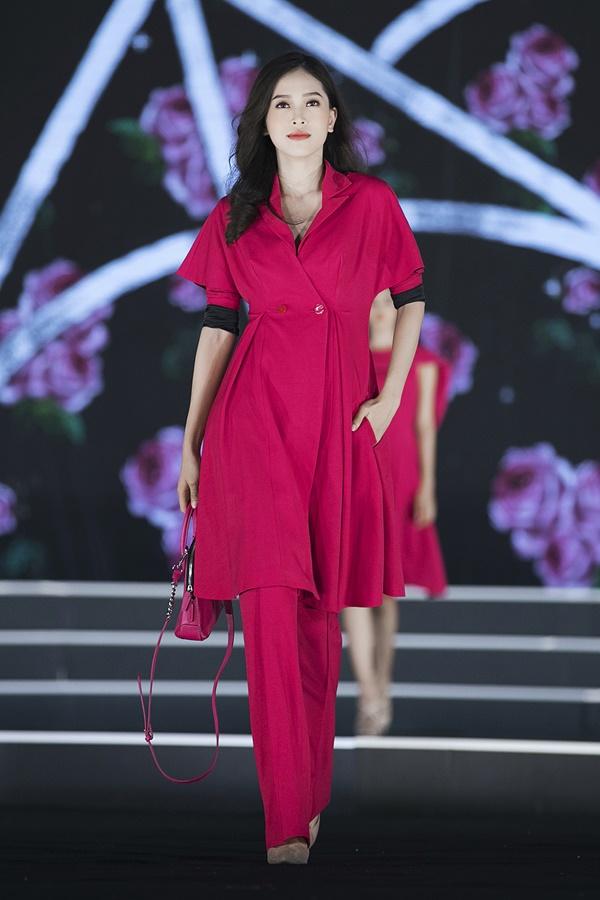 Đỗ Mỹ Linh thừa sức lấn sân sang nghiệp người mẫu với màn catwalk đỉnh của đỉnh-14