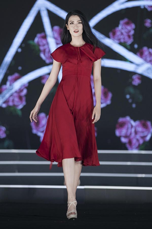 Đỗ Mỹ Linh thừa sức lấn sân sang nghiệp người mẫu với màn catwalk đỉnh của đỉnh-15