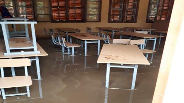 Sơn La: QL6 thành sông, ô tô liều mình lao như xe lội nước-2