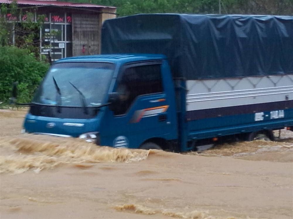 Sơn La: QL6 thành sông, ô tô liều mình lao như xe lội nước-4