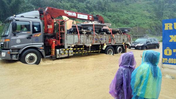 Sơn La: QL6 thành sông, ô tô liều mình lao như xe lội nước-5