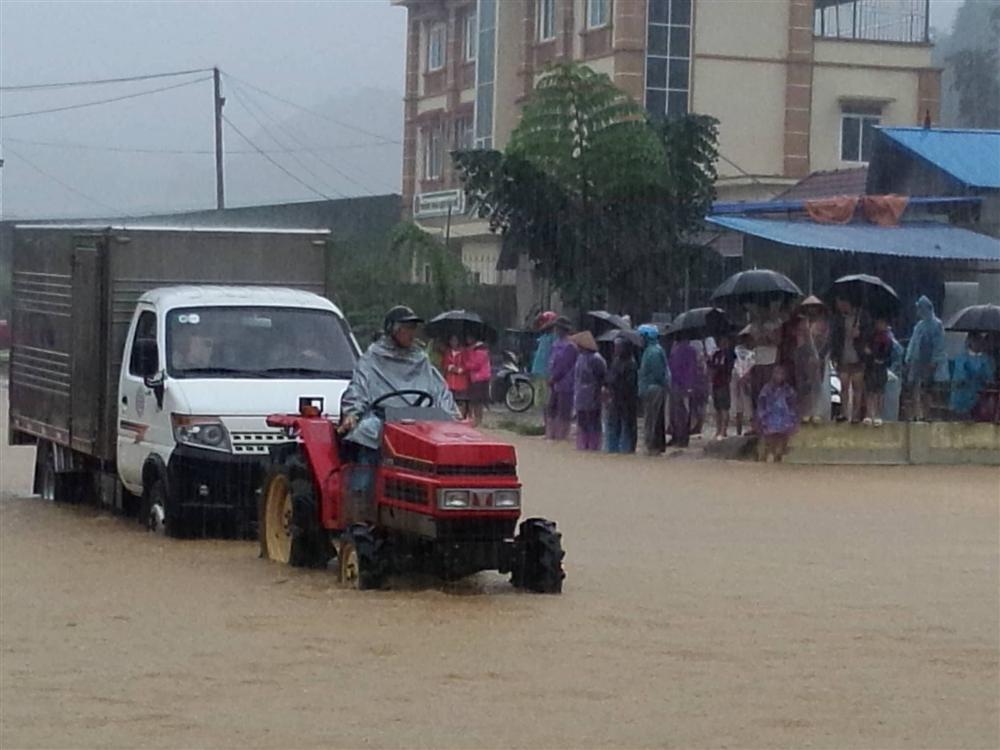 Sơn La: QL6 thành sông, ô tô liều mình lao như xe lội nước-6