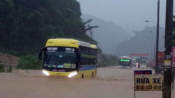 Sơn La: QL6 thành sông, ô tô liều mình lao như xe lội nước-7
