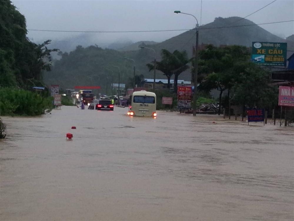 Sơn La: QL6 thành sông, ô tô liều mình lao như xe lội nước-8