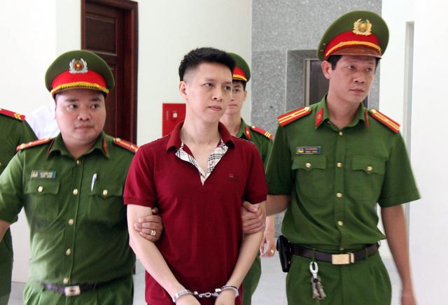 Xử vụ bé trai bị bố đẻ, mẹ kế hành hạ: Rùng mình nghe cáo trạng-1