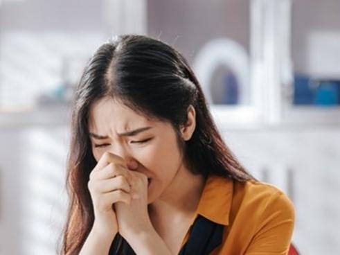 Giữa tâm bão xâm phạm đời tư BTS, cư dân mạng chia sẻ clip cũ của Hòa Minzy 'nghệ sĩ cũng được quyền có thần tượng'