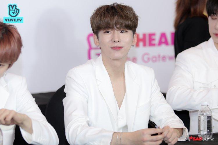 Fansign nóng rực của Monstar X: Wonho vô tư cởi áo đốt mắt fan với body chuẩn không cần chỉnh-1