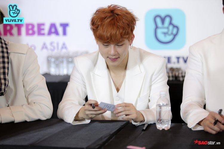 Fansign nóng rực của Monstar X: Wonho vô tư cởi áo đốt mắt fan với body chuẩn không cần chỉnh-2