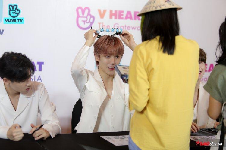 Fansign nóng rực của Monstar X: Wonho vô tư cởi áo đốt mắt fan với body chuẩn không cần chỉnh-3