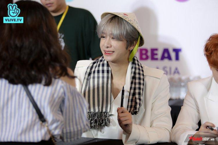Fansign nóng rực của Monstar X: Wonho vô tư cởi áo đốt mắt fan với body chuẩn không cần chỉnh-4