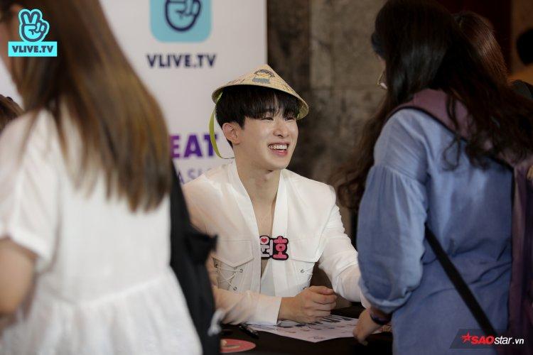 Fansign nóng rực của Monstar X: Wonho vô tư cởi áo đốt mắt fan với body chuẩn không cần chỉnh-6