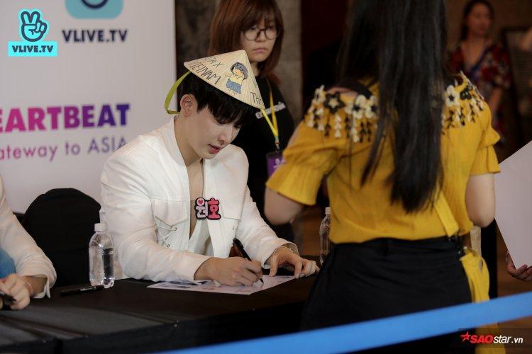 Fansign nóng rực của Monstar X: Wonho vô tư cởi áo đốt mắt fan với body chuẩn không cần chỉnh-10