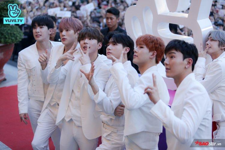 Fansign nóng rực của Monstar X: Wonho vô tư cởi áo đốt mắt fan với body chuẩn không cần chỉnh-13