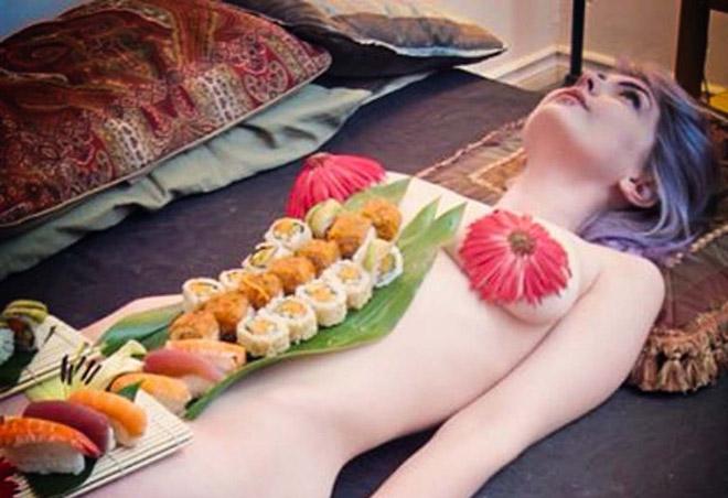 Mẫu nude bàn tiệc sushi kể chuyện lấy cơ thể đựng thức ăn - 2sao