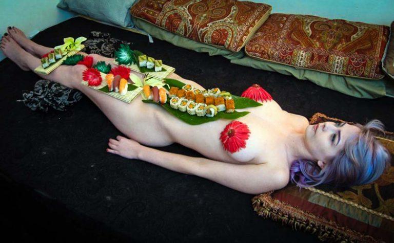 Mẫu nude bàn tiệc sushi kể chuyện lấy cơ thể làm đĩa đựng thức ăn-2