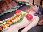 Mẫu nude bàn tiệc sushi kể chuyện lấy cơ thể làm đĩa đựng thức ăn
