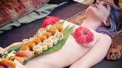 Mẫu nude bàn tiệc sushi kể chuyện lấy cơ thể làm đĩa đựng thức ăn