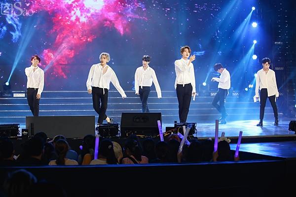 Dàn ca sĩ nữ MOMOLAND, Thu Minh, Tóc Tiên áp đảo đêm nhạc Việt - Hàn-14