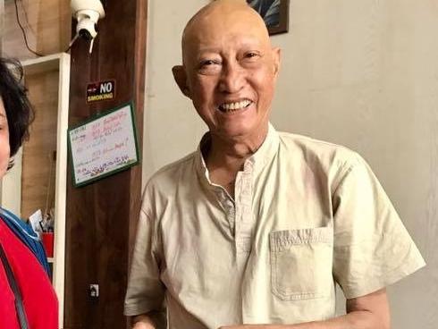 Nghệ sĩ Lê Bình chống gậy, vui vẻ đi xem phim cùng đồng nghiệp dù đang điều trị ung thư-7