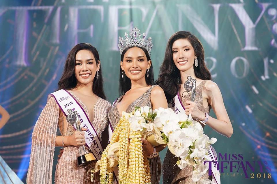 Bá đạo như tân Hoa hậu Chuyển giới Thái Lan 2018: Ngồi sụp xuống sàn để nhận vương miện-1