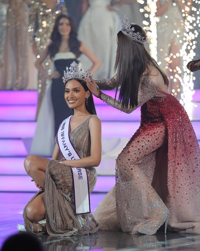 Bá đạo như tân Hoa hậu Chuyển giới Thái Lan 2018: Ngồi sụp xuống sàn để nhận vương miện-3