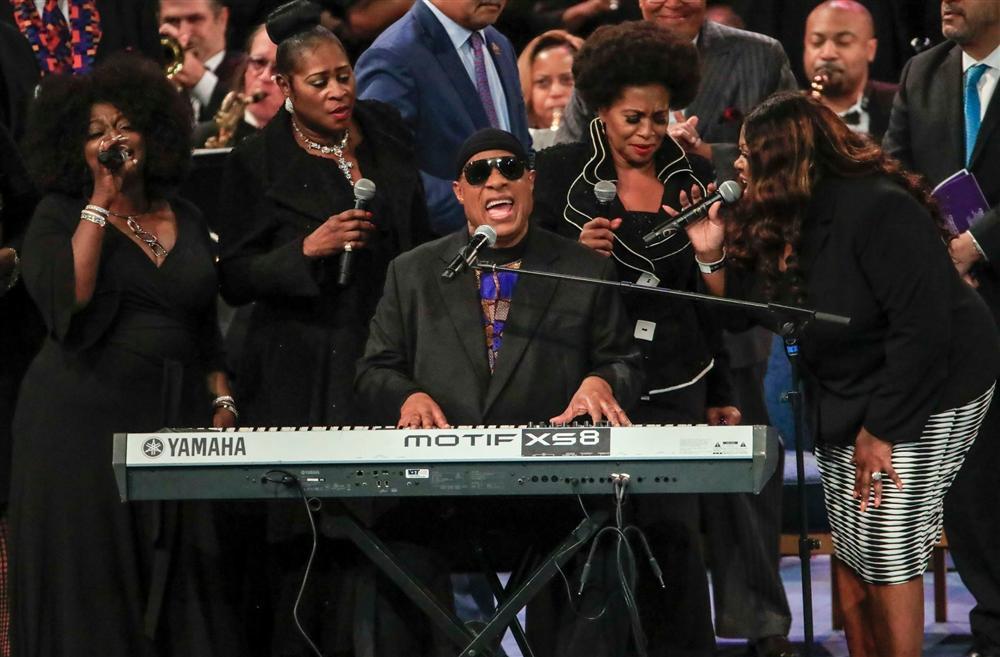 Clip nhức nhối: Ariana Grande bị quấy rối công khai tại tang lễ huyền thoại Aretha Franklin-1