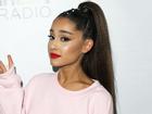 Clip 'nhức nhối': Ariana Grande bị 'quấy rối' công khai tại tang lễ huyền thoại Aretha Franklin