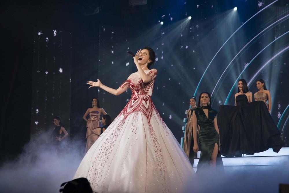 Hoa hậu Hương Giang tỏa sáng khi trình diễn ca khúc huyền thoại Never Enough-1