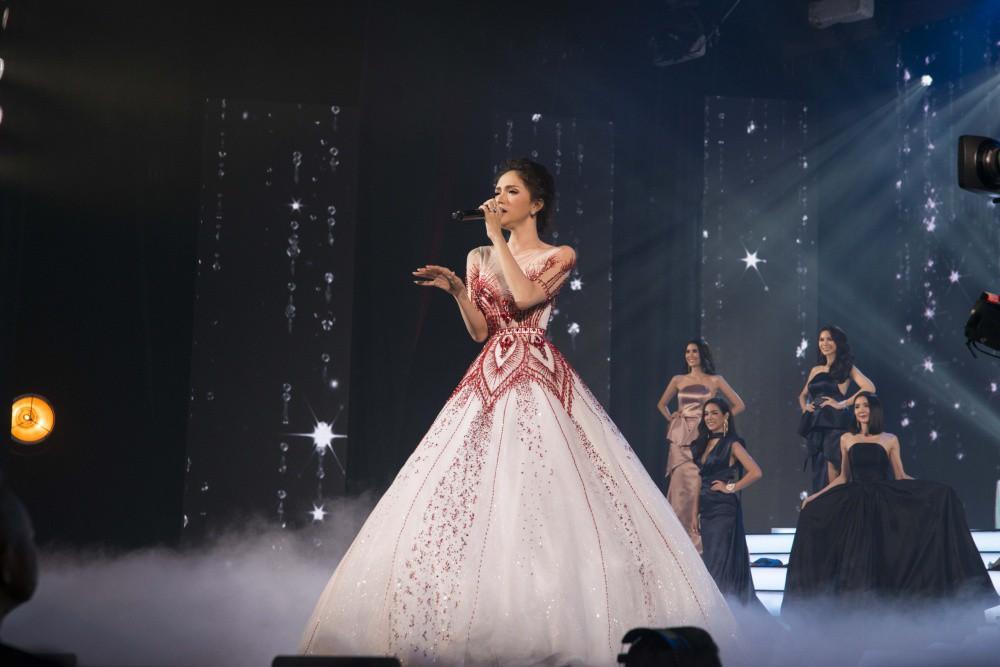 Hoa hậu Hương Giang tỏa sáng khi trình diễn ca khúc huyền thoại Never Enough-2