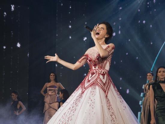 Hoa hậu Hương Giang tỏa sáng khi trình diễn ca khúc huyền thoại 'Never Enough'