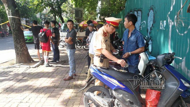 Dạo phố trên xe biển số quá lạ, nam thanh niên bị 141 sờ gáy-1