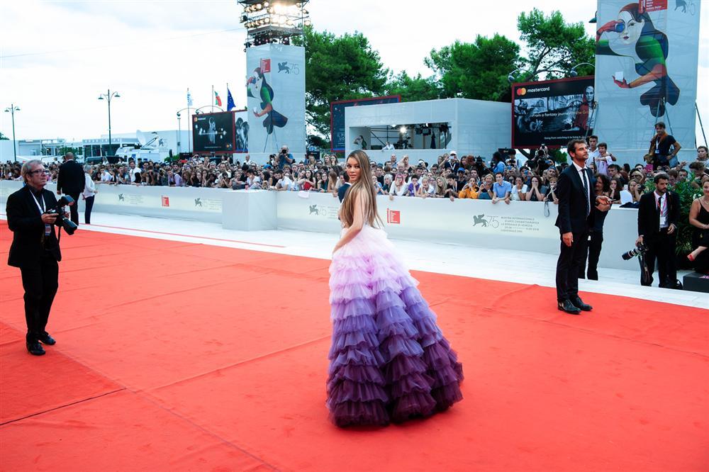 Lãnh sự danh dự Lý Nhã Kỳ đốt nóng thảm đỏ ngày thứ ba LHP Venice-2