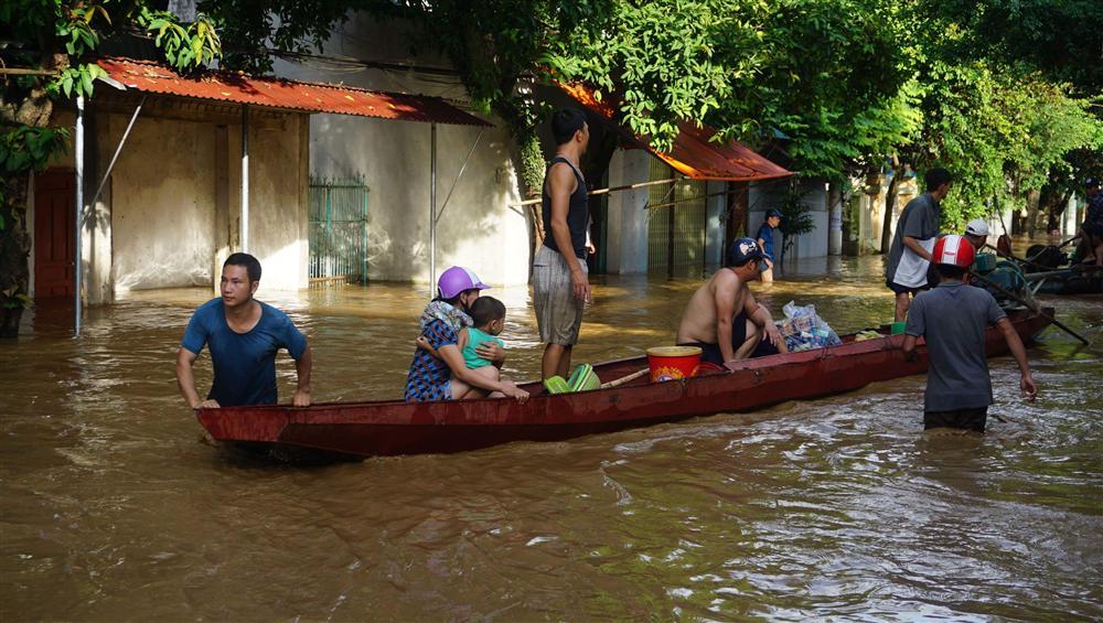 Thanh Hóa: Lũ rút, người dân cật lực dọn bùn-2