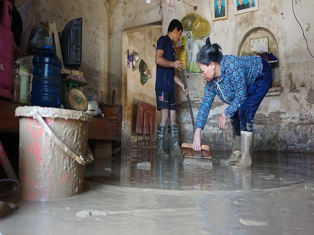 Thanh Hóa: Lũ rút, người dân cật lực dọn bùn-3