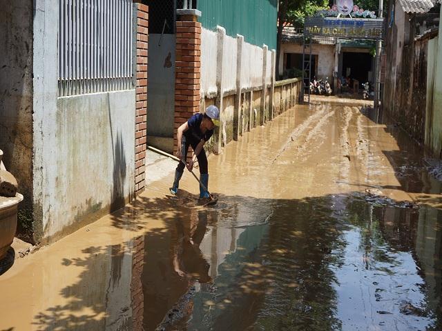 Thanh Hóa: Lũ rút, người dân cật lực dọn bùn-6