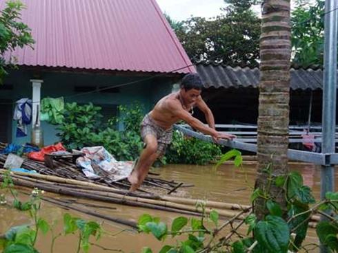 Thanh Hóa: Lũ rút, người dân cật lực dọn bùn