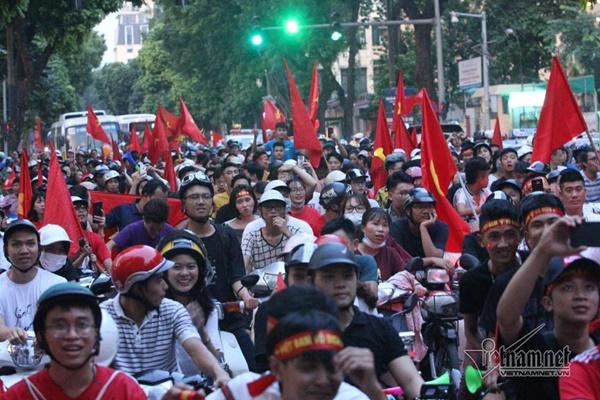 Rầm rầm khắp phố Hà Nội hát vang dù U23 thua-1