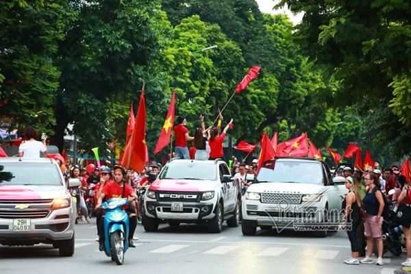 Rầm rầm khắp phố Hà Nội hát vang dù U23 thua-3