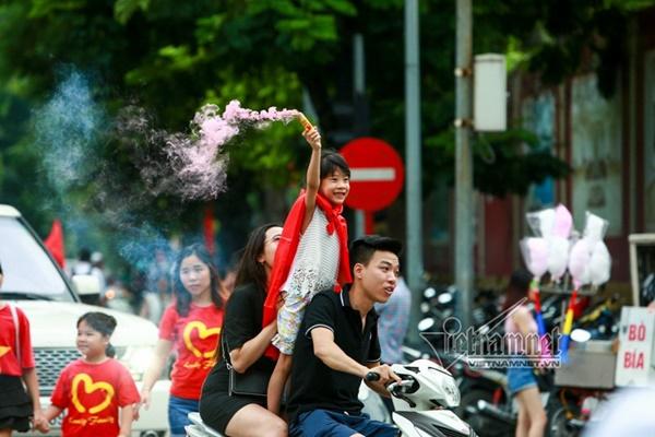 Rầm rầm khắp phố Hà Nội hát vang dù U23 thua-4