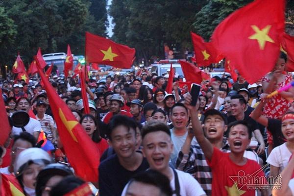 Rầm rầm khắp phố Hà Nội hát vang dù U23 thua-8