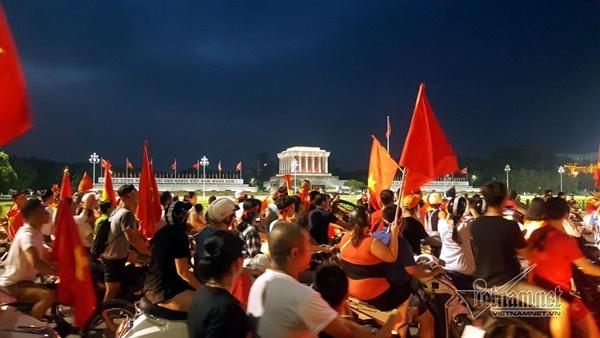 Rầm rầm khắp phố Hà Nội hát vang dù U23 thua-9