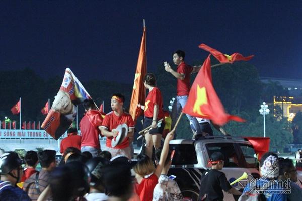 Rầm rầm khắp phố Hà Nội hát vang dù U23 thua-10