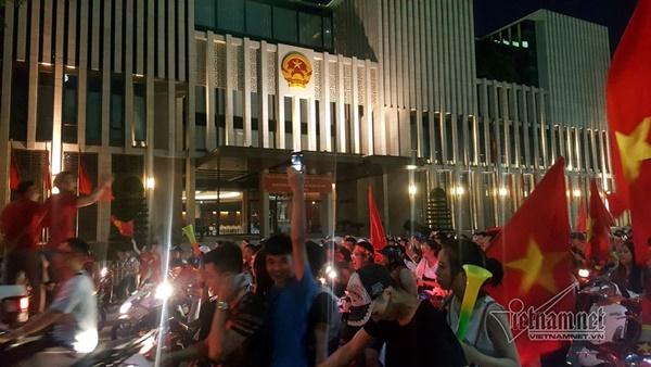 Rầm rầm khắp phố Hà Nội hát vang dù U23 thua-11