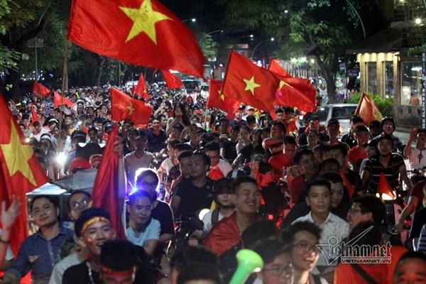 Rầm rầm khắp phố Hà Nội hát vang dù U23 thua-16