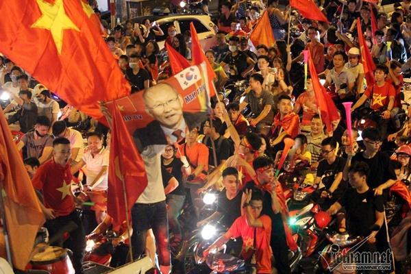 Rầm rầm khắp phố Hà Nội hát vang dù U23 thua-17