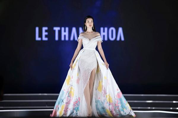 Lần đầu tiên, hoa hậu Kỳ Duyên nắm tay Đỗ Mỹ Linh công phá sàn catwalk-3