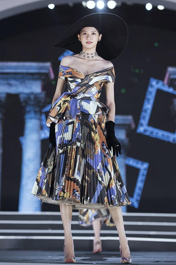 Lần đầu tiên, hoa hậu Kỳ Duyên nắm tay Đỗ Mỹ Linh công phá sàn catwalk-7