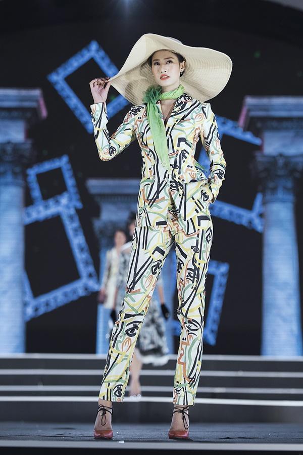 Lần đầu tiên, hoa hậu Kỳ Duyên nắm tay Đỗ Mỹ Linh công phá sàn catwalk-8