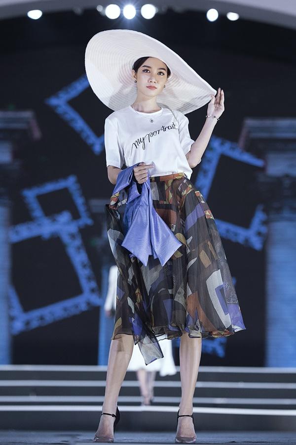 Lần đầu tiên, hoa hậu Kỳ Duyên nắm tay Đỗ Mỹ Linh công phá sàn catwalk-9